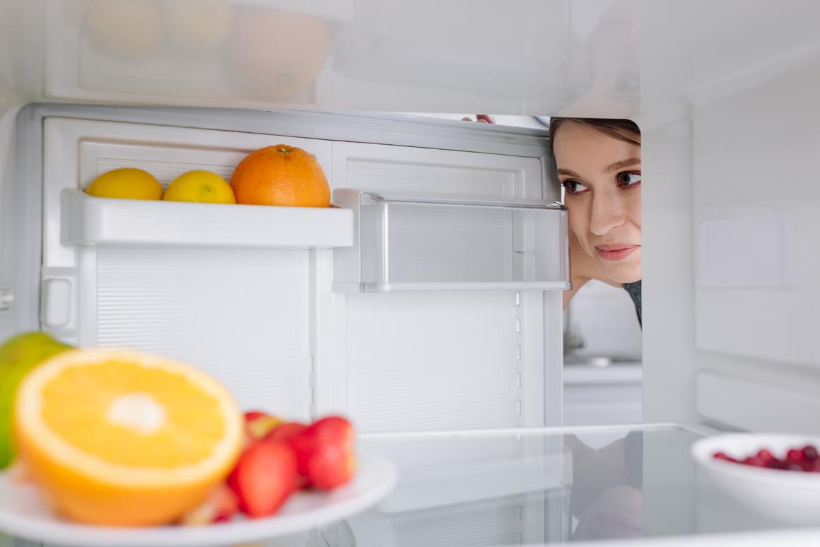 Zitronen sind ein tolles natürliches Reinigungsmittel für eine gelungene Kühlschrank-Hygiene.