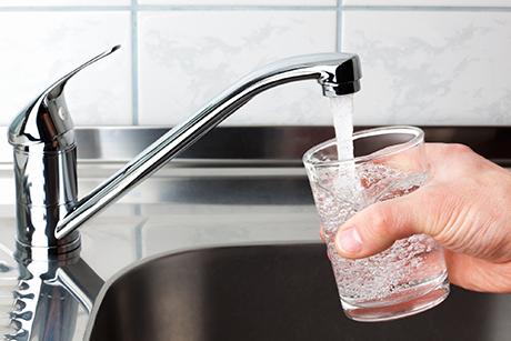 Leitungswasser ist gesünder als Mineralwasser