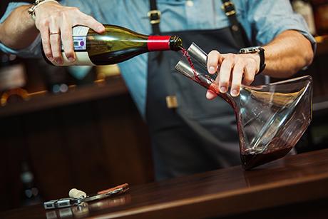Wein dekantieren