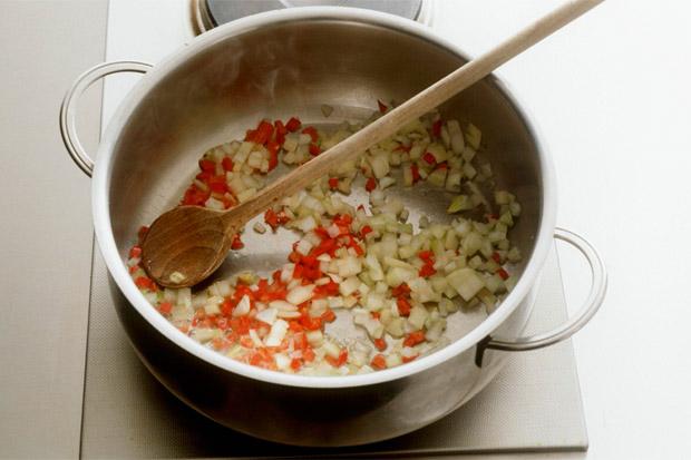 Zwiebel für Chili anschwitzen