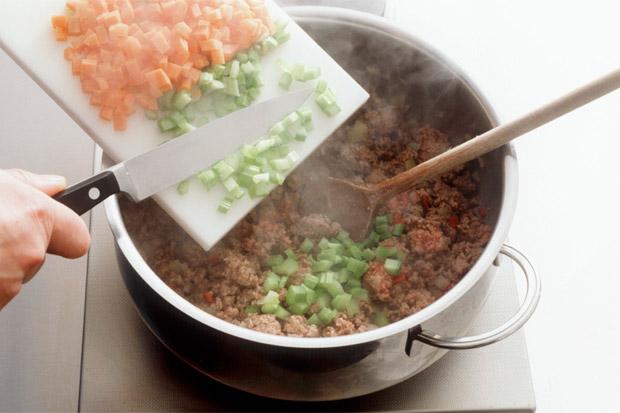 Lauch, Paprika- und Chilischoten zufügen