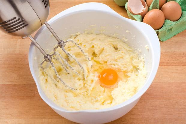 Teig für den Gugelhopf mixen