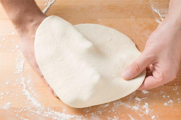 Ausrollen und Ausziehen des Pizzateigs