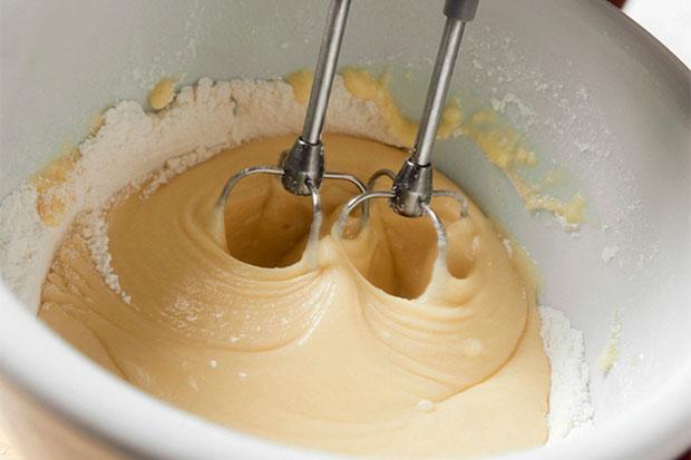 Mixen des Muffinsrührteig