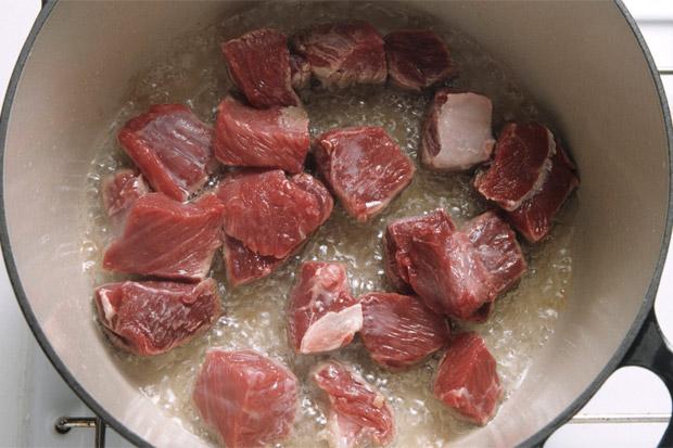Gulasch-Fleisch braten