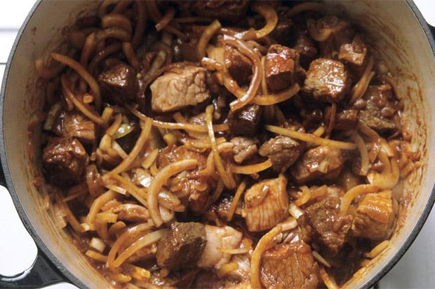 Gulasch servieren