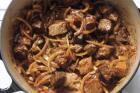 Gulasch servieren