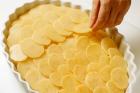 Kartoffel für Gratin aufschichten