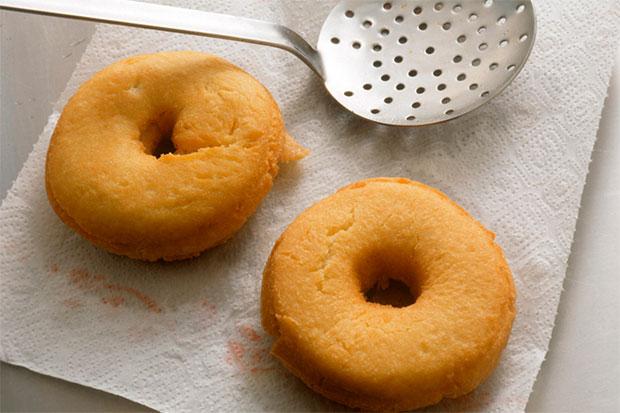 Donuts verzieren und servieren