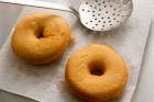 Donuts verzieren und servieren