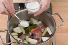 Rinderbouillon würzen