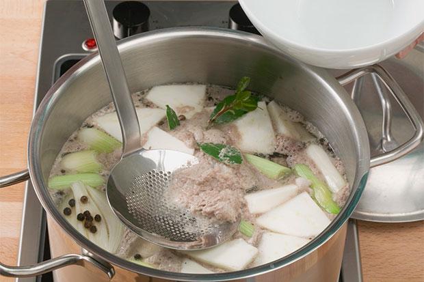 Schaum abschöpfen