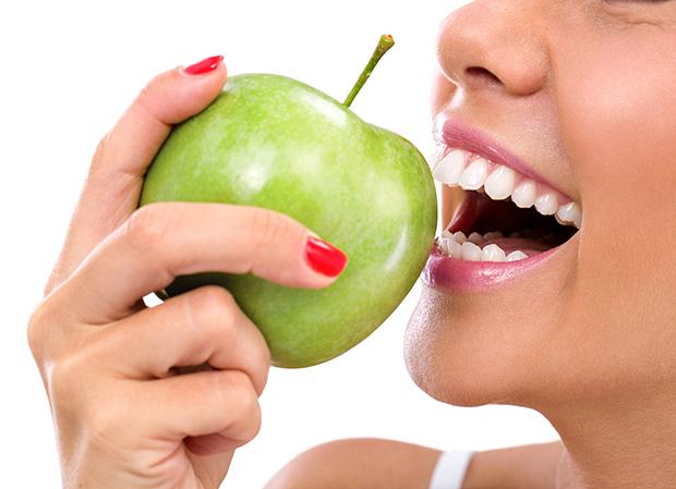 Der Apfel enthält den Wirkstoff Pektin, der unseren Körper länger sättigt.