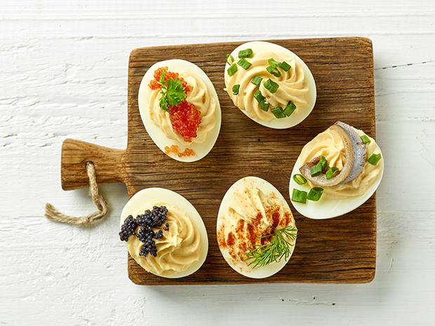 Essen Sie zum Frühstück eine Speise mit Eiern.