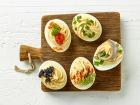 Essen Sie zum Frühstück eine Speise mit Eiern.