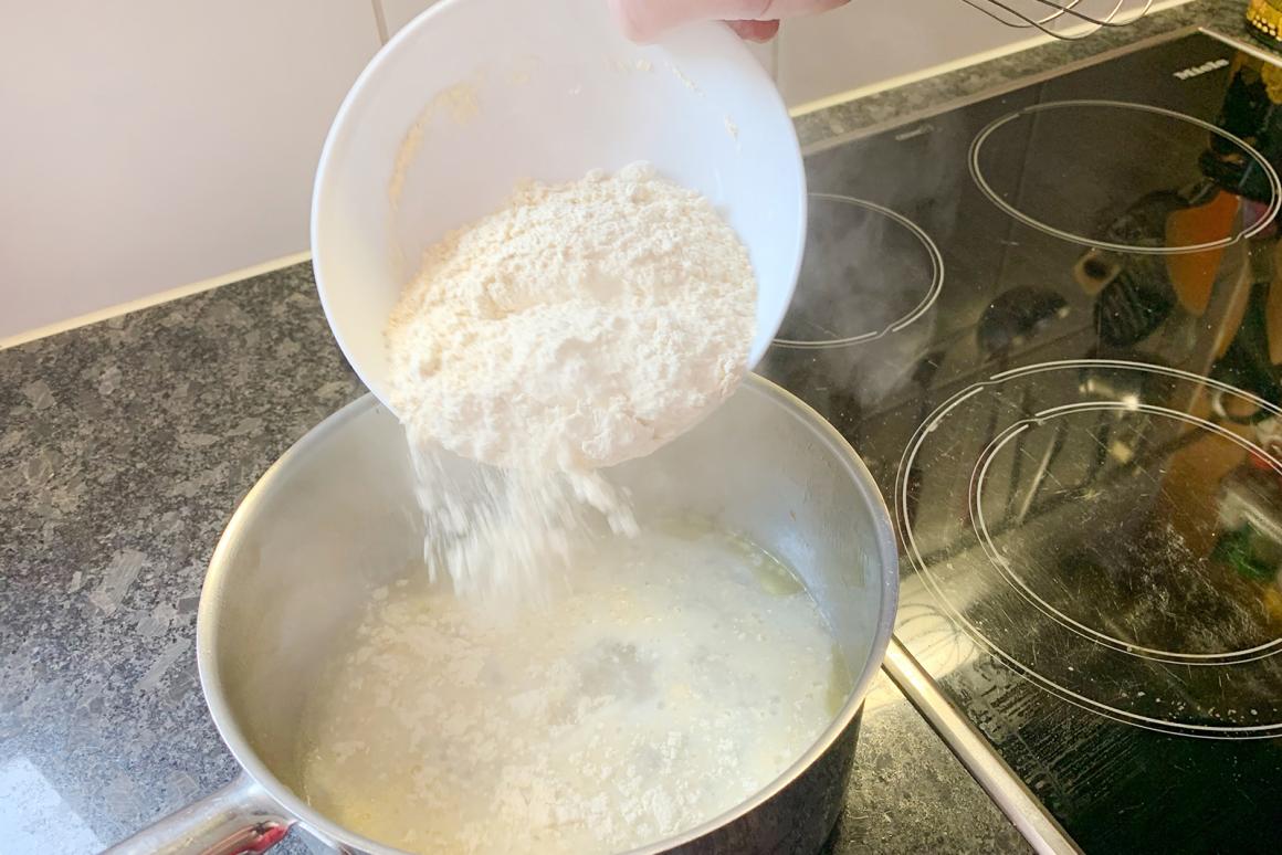 Kichererbsenmehl einrieseln lassen