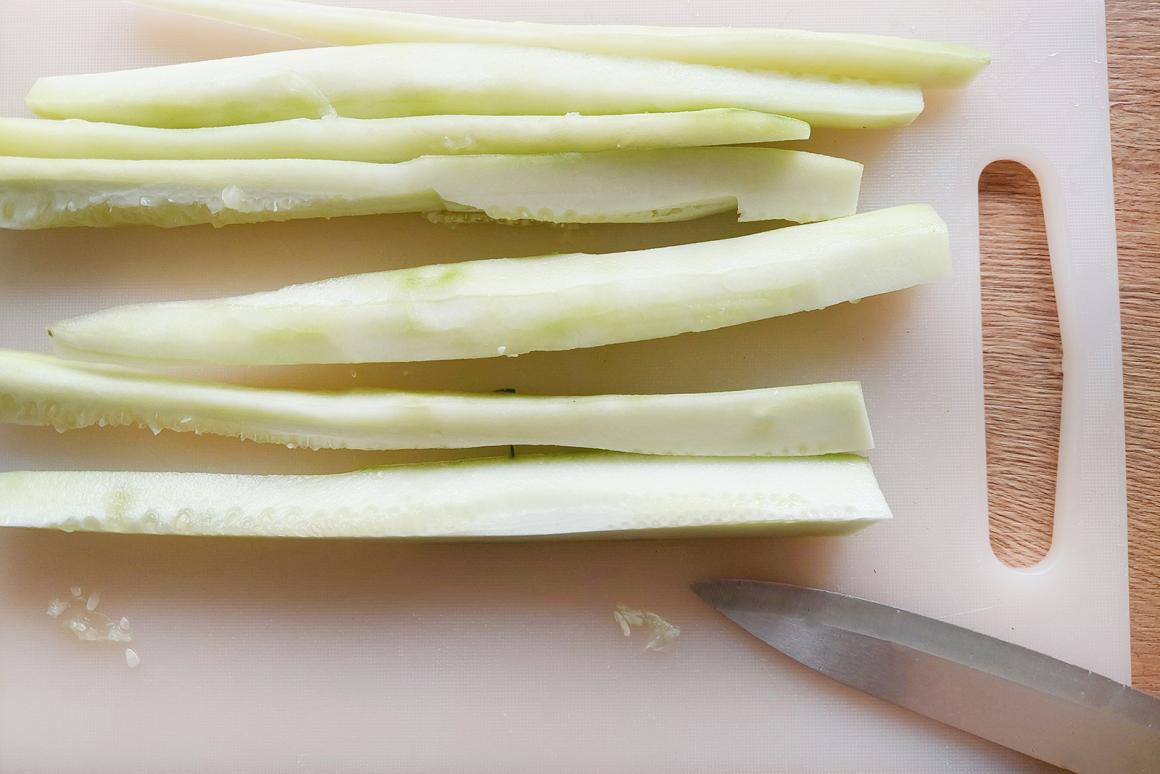 Gurken schneiden