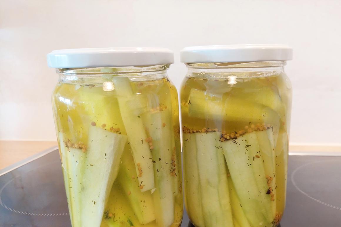 Gurken mit Flüssigkeit begiessen