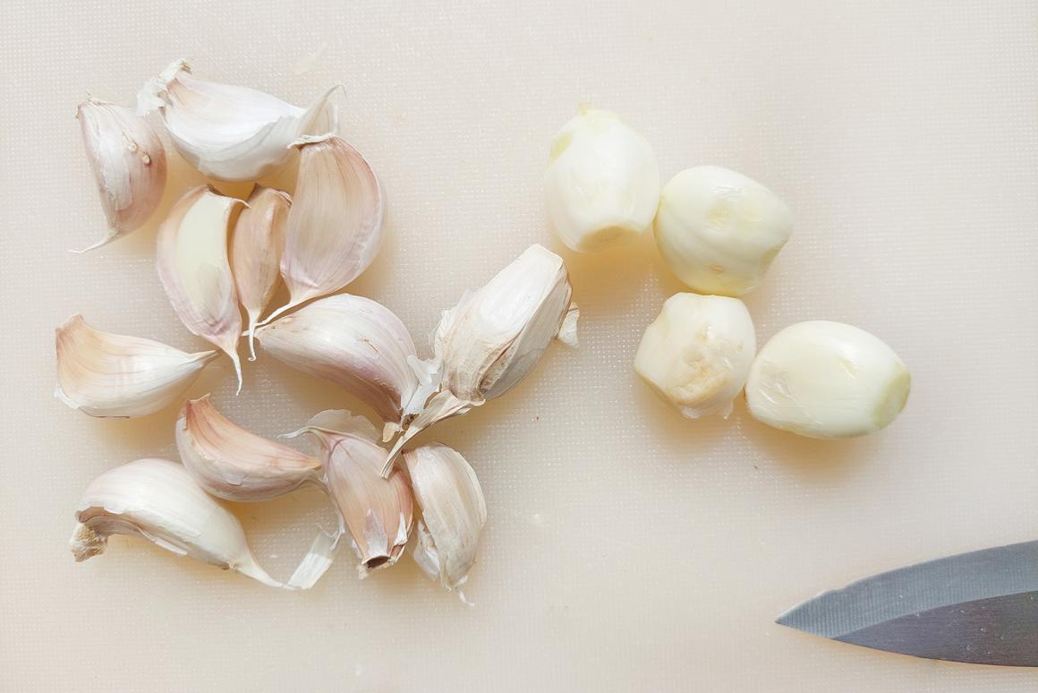 Knoblauchzehen vorbereiten