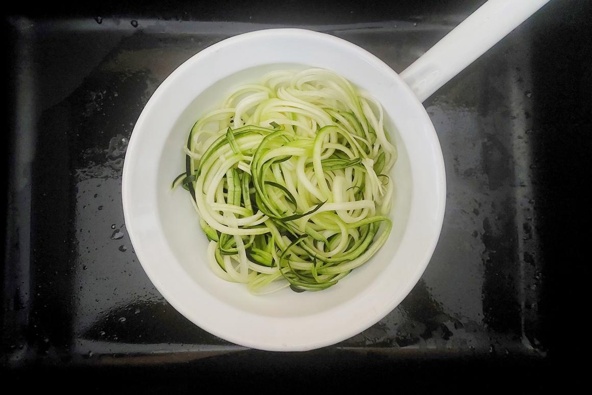 Zoodles abtropfen lassen