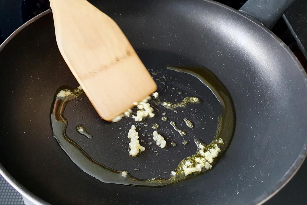 Knoblauch anbraten