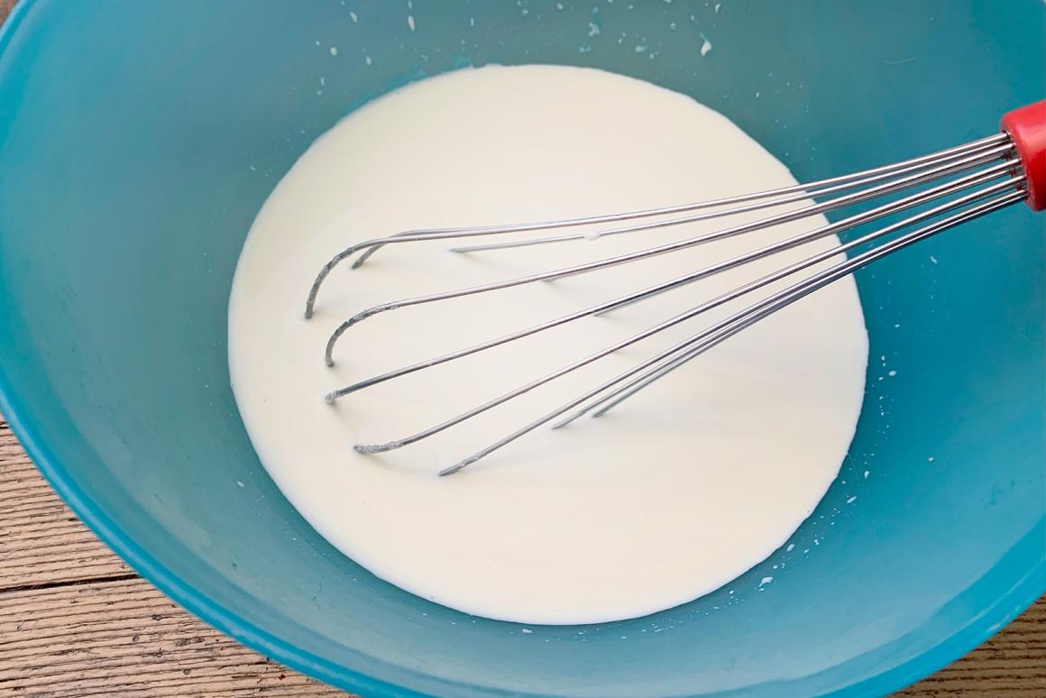 Milch-Rahm-Mischung anrühren