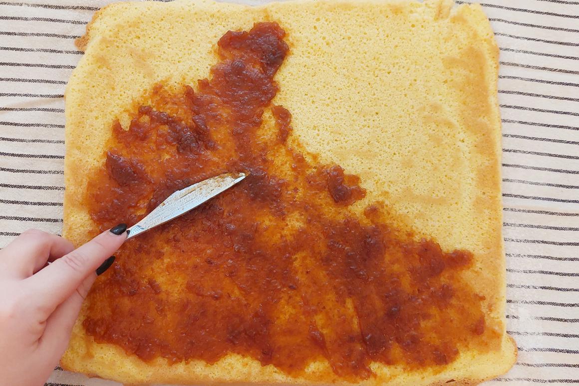 Teig mit Konfitüre bestreichen