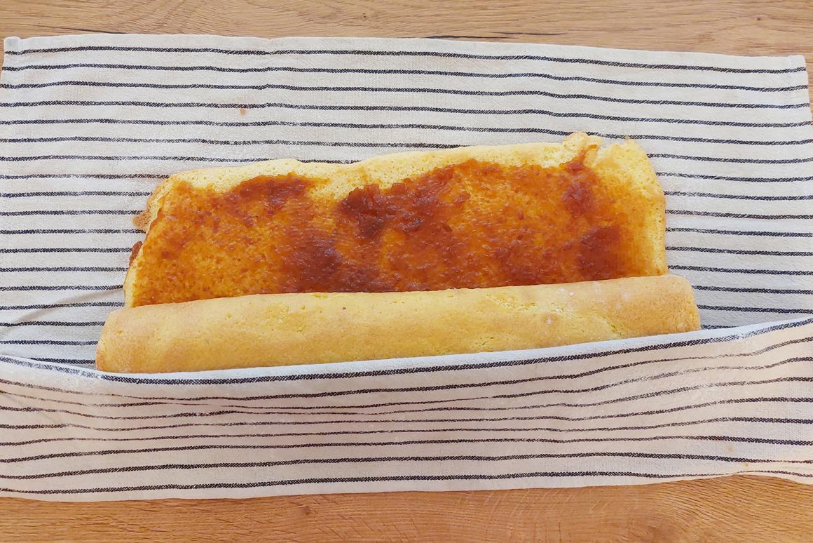 Biskuitroulade einrollen