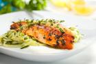 Zoodles mit Lachs in Frischkäsesauce