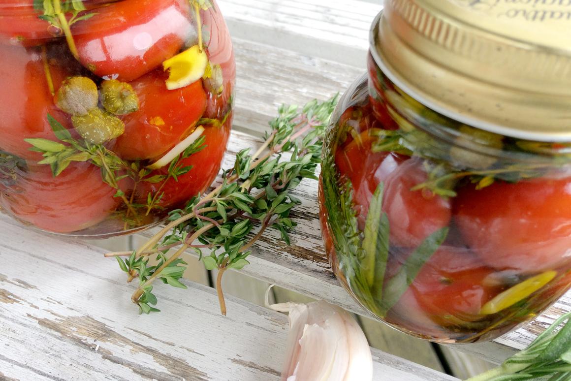 Eingelegte Cherrytomaten mit Kräutern