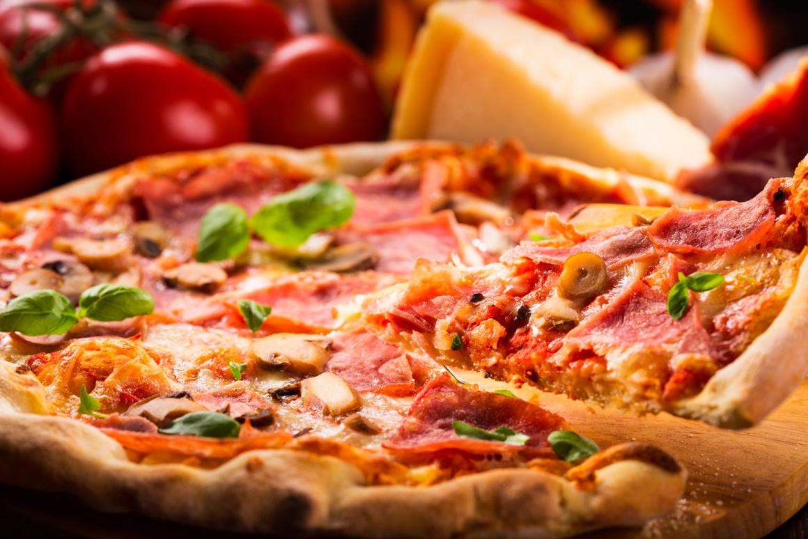 Pizza mit Kartoffelteig