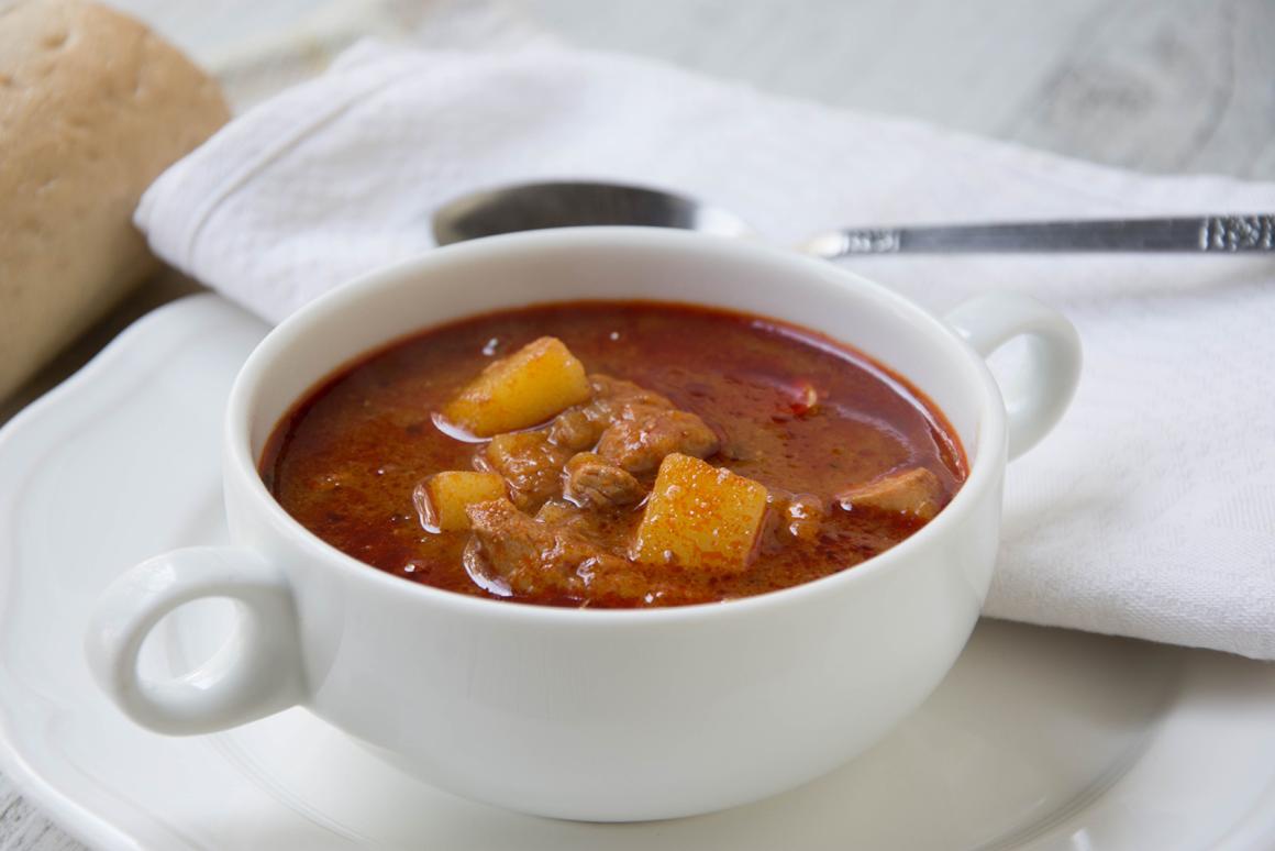 Gulaschsuppe mit Kartoffeln