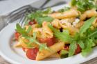 Italienischer Pastasalat mit Pesto