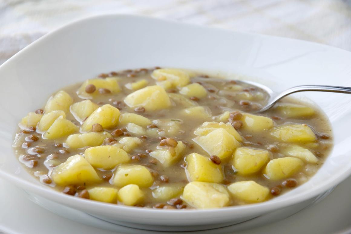 Linsensuppe mit Kümmel und Minze