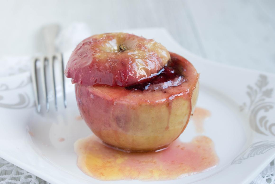 Bratapfel mit Haselnüssen