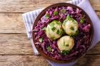 Kartoffelknödel auf Rotkraut