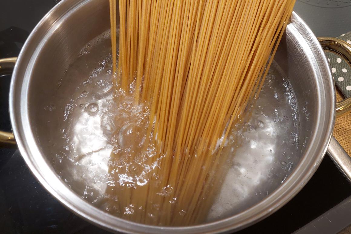 Pasta zugeben