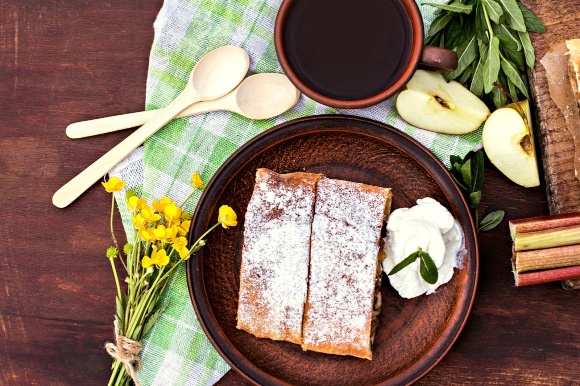 Apfel-Rhabarber-Strudel