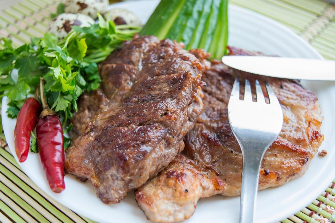 Grillierte Schweinesteaks mit Kräutermarinade