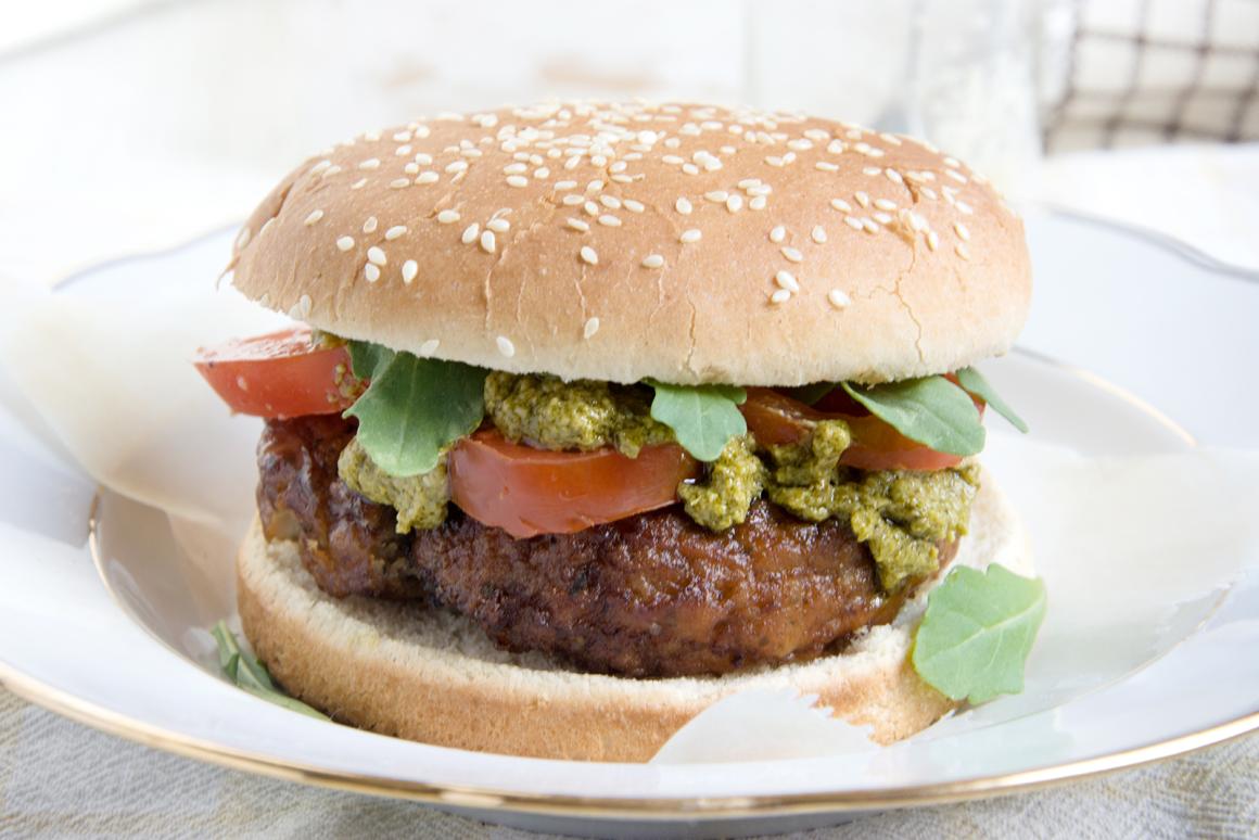 Grillburger mit Speck und Rucolasauce