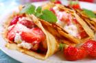 Crepes mit Erdbeeren und Schlagrahm