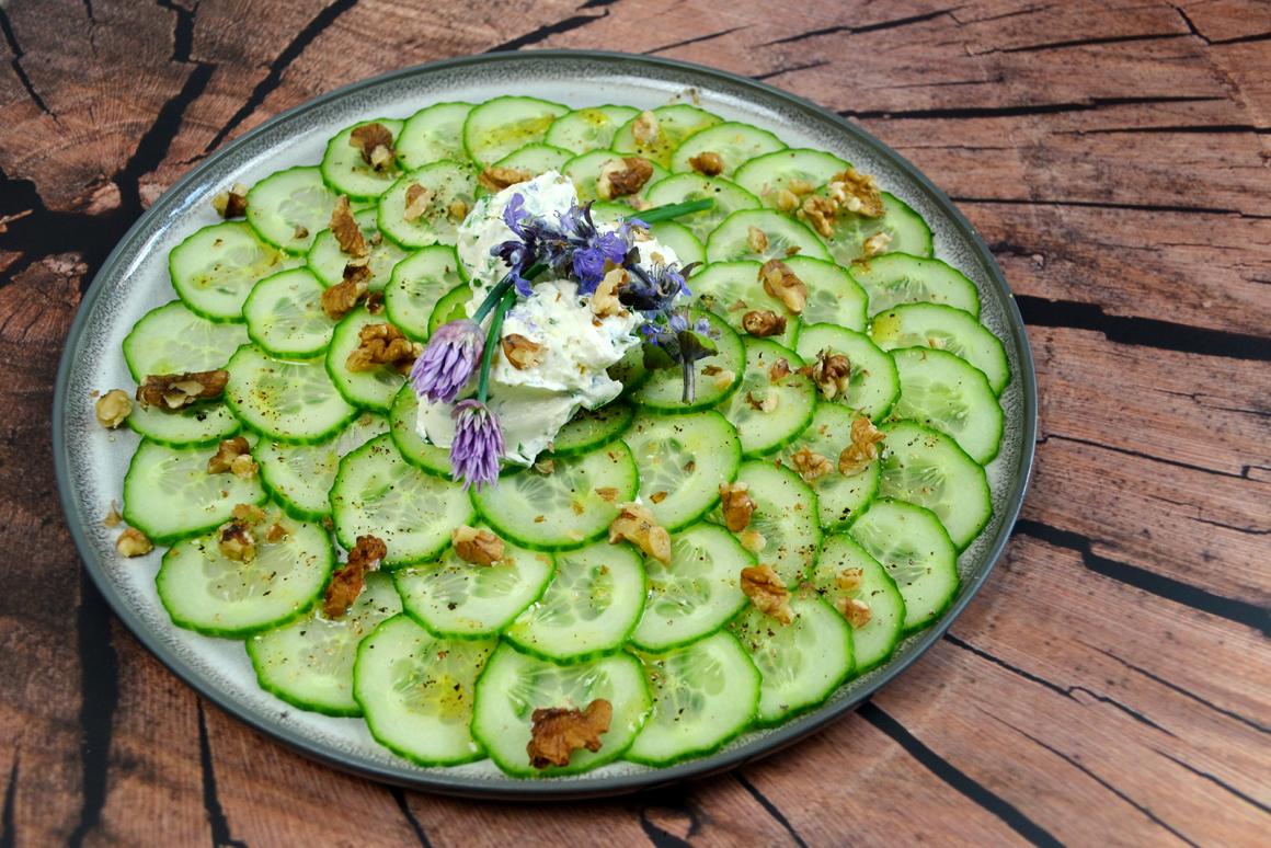 Gurkencarpaccio mit Wildkräuter-Frischkäse