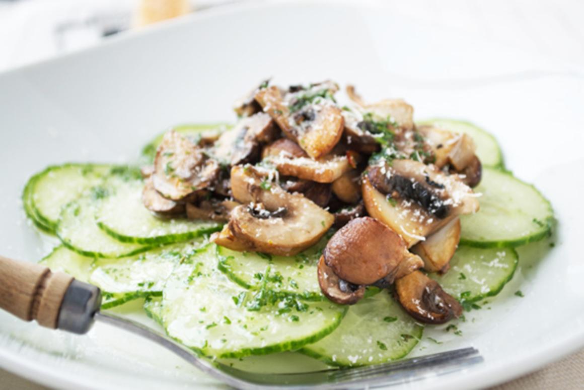 Gurkensalat mit Champignons