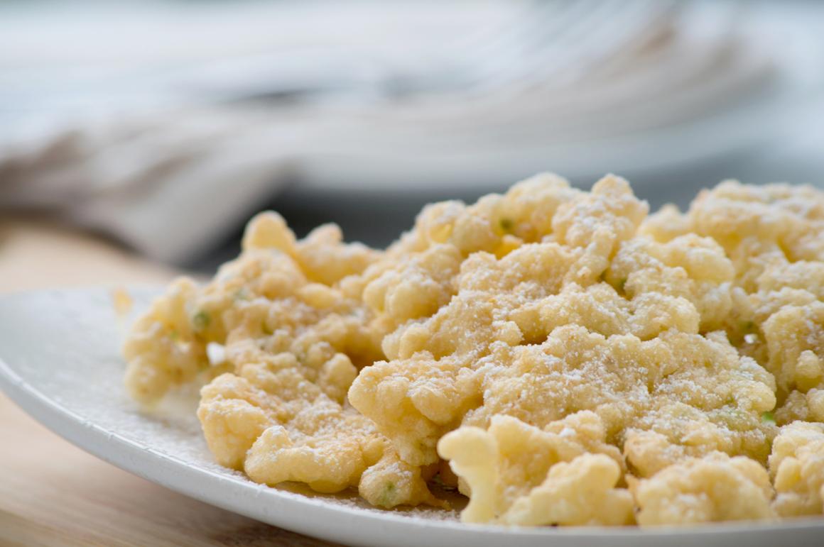 Hollerküchle mit Puderzucker