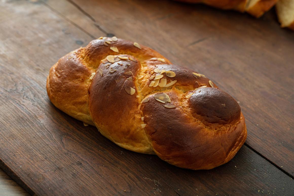 Hefezopf mit Holunderblüten