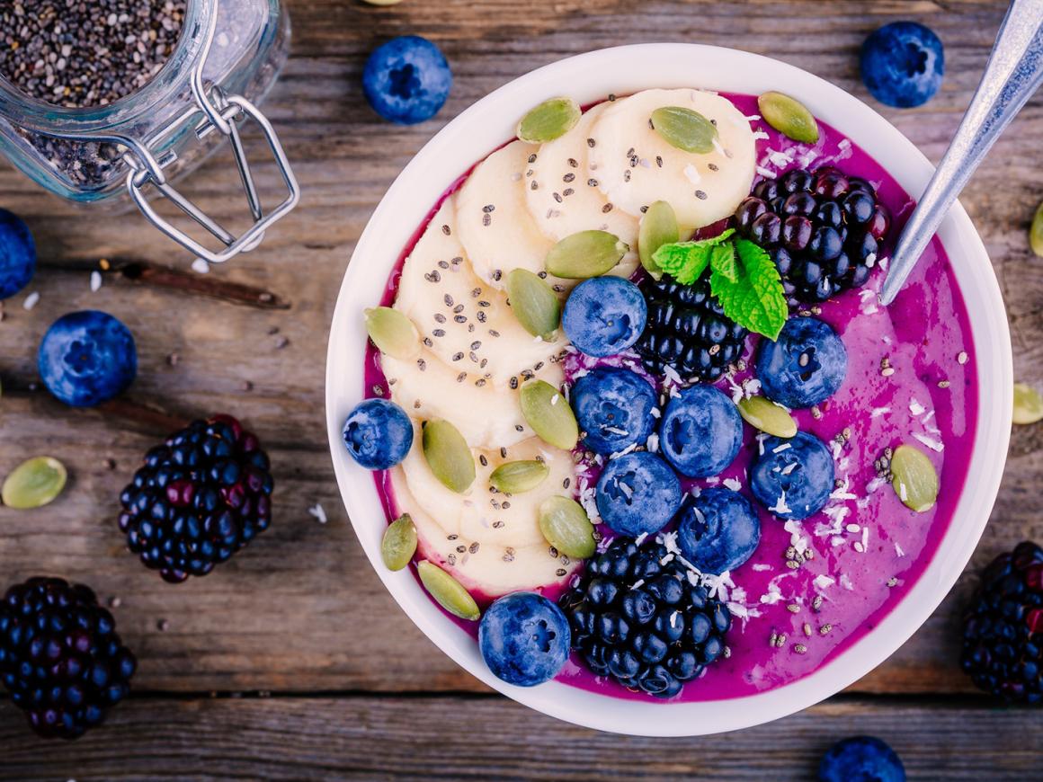 Brombeeren Smoothie Bowl mit Heidelbeeren