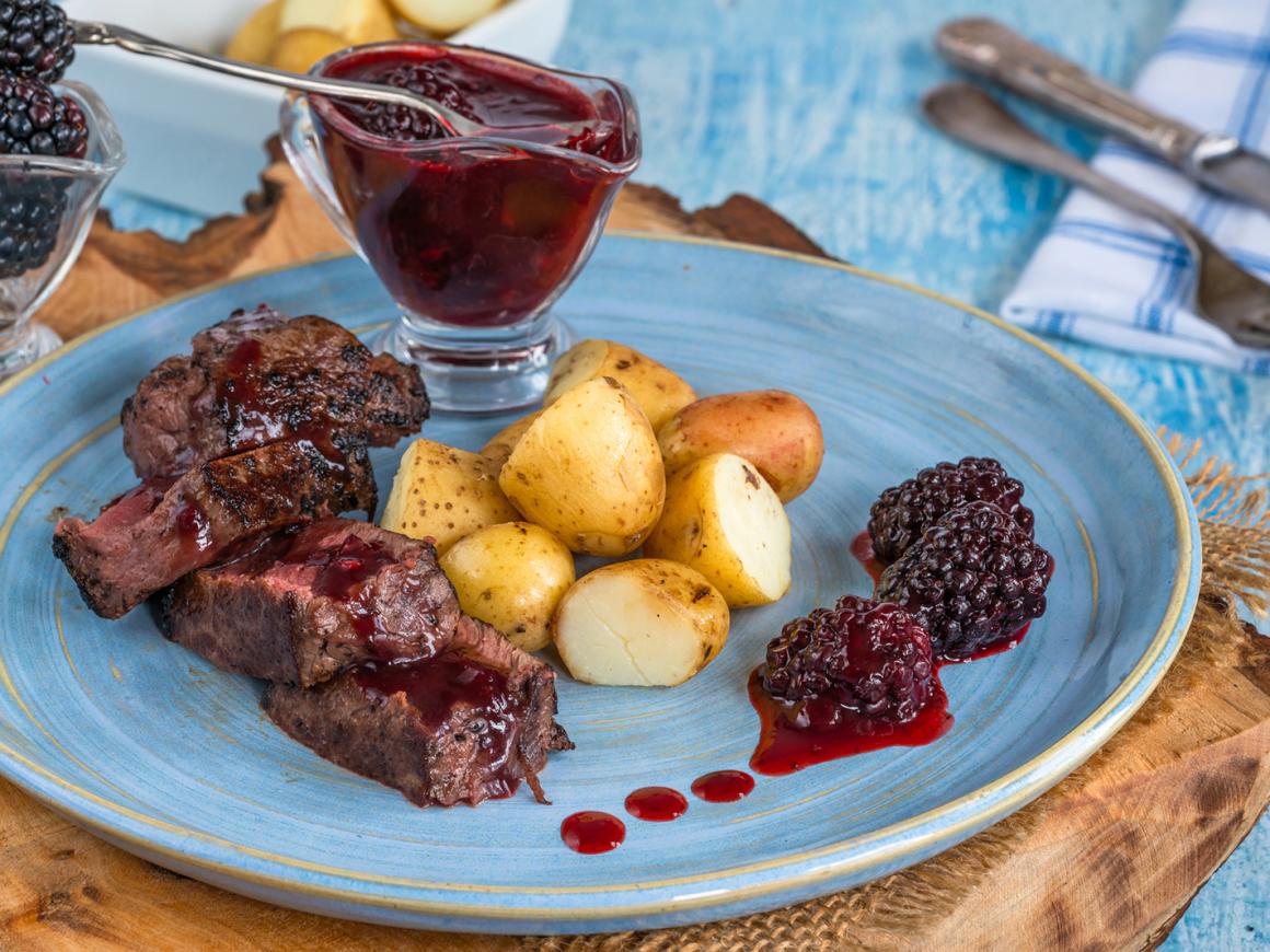 Gebratenes Wildfleisch in Brombeerensauce