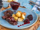 Gebratenes Wildfleisch in Brombeerensauce