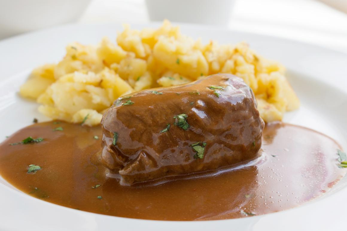 Fleischroulade mit Zwiebel-Steinpilzfüllung