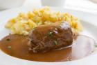 Fleischroulade mit Zwiebel-Steinpilzfüllung